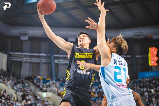 福尔摩沙台新梦想家杨敬敏（左）在PLG总冠军赛首战缴出23分、10篮板、10助攻的大三元成绩。（PLG提供）