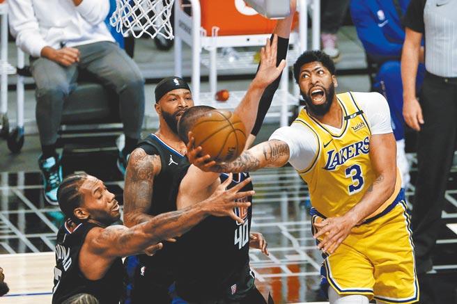 「一眉哥」安東尼戴維斯上場9分鐘就受傷退場，使湖人本季慘遭同城快艇橫掃。（美聯社）