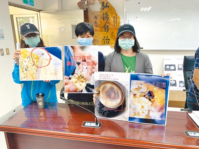 新北市私立辞修高中多名家长7日举办记者会指控，校内膳食品质低劣，食物多次发霉、早餐饮料「每喝必拉」，还有学生吃到包着蟑螂尸体的油饭。（许哲瑗摄）