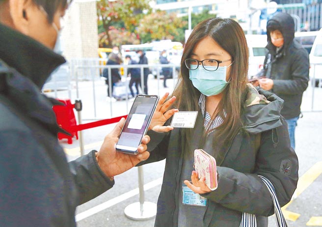 台北市政府创立市政手机APP「台北通」，市议员王欣仪质疑，号称能整合虚拟卡证，却因场馆设备及系统移转问题卡关，民眾还是必须出示实体卡才能享有优惠。（本报资料照片）