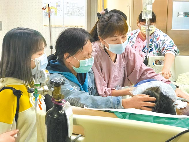 花蓮19歲許姓男子騎車自撞，在家屬同意下放棄急救並決定捐出器官，許男進入病房準備器捐手術前，家人萬般不捨見他最後一面。（門諾醫院提供／王志偉花蓮傳真）