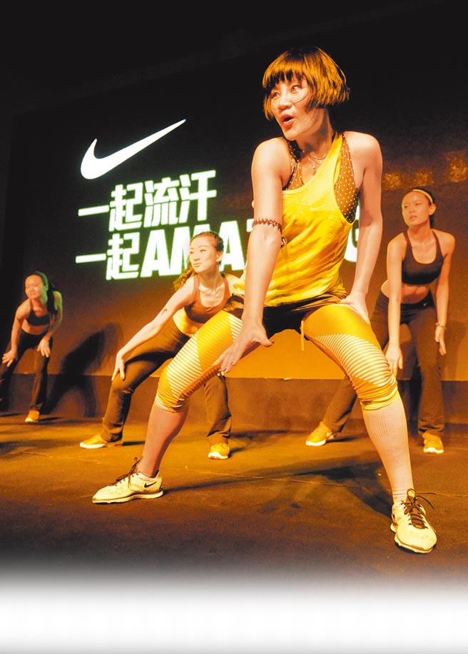 知名运动品牌Nike因新疆棉事件遭大陆民眾抵制，4月的销售量暴跌。图为Nike于2013年在北京主办的一场健身活动。（新华社）