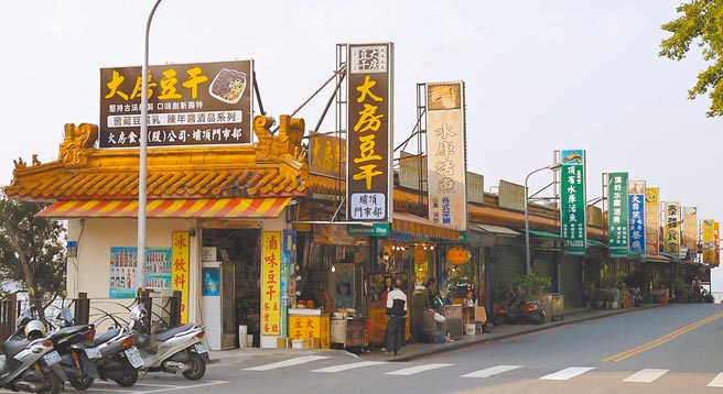北水局收回石门水库坝顶商店街房产土地，业者忧生计成问题。（吕筱蝉摄）