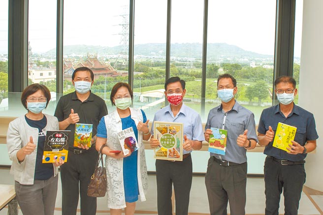 台中市议员吴敏济（右三）争取外埔图书分馆扩建工程，馆内採用大面积玻璃帷幕坐拥铁砧山与火炎山美景。（王文吉摄）
