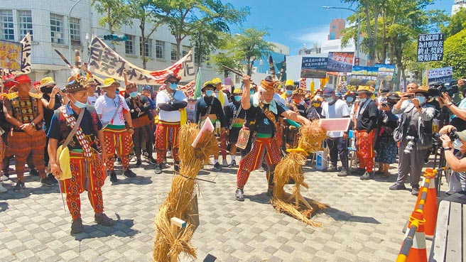 台東縣政府打算在知本溼地開發光電，引發卡大地布部落族人不滿，反對派7日集結400人上街遊行，砍下稻草人頭象徵出草表達反對立場。（蔡旻妤攝）