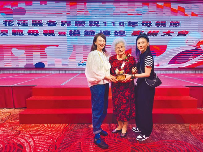 魏如萱（左起）昨与奶奶及妹妹魏如昀开心合照。（好多音乐提供）