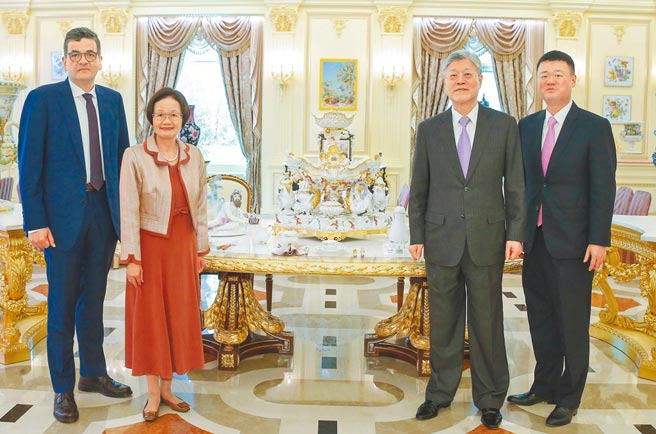 德國經濟辦事處首席代表林百科（左起）、國裕總經理錢秋華、董事長欒謹國和執行董事欒慎寰等人，於大天鵝餐具組前合照。（粘耿豪攝）