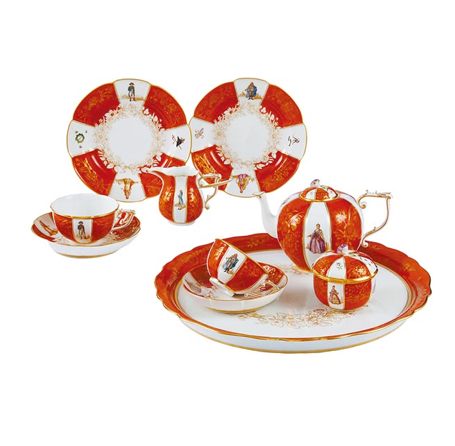 麥森皇家紀事雙人茶具組，瓷面為18世紀歐洲皇親貴族肖像，設計靈感源於18世紀俄皇婚宴贈禮。（國裕精品提供）