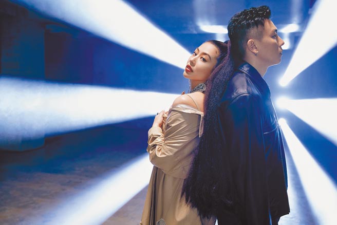 蔡诗芸（左）新歌邀来瘦子一同合唱。（莹音乐提供）