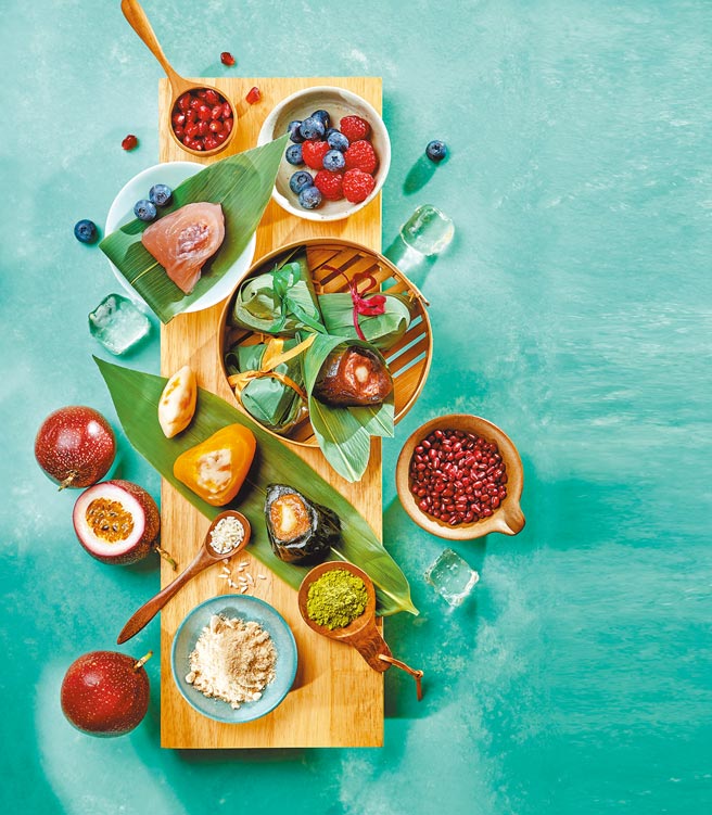 彩虹座今年推出4款冰Q粽，有莓果石榴、芒果百香豆沙麻糬和抹茶香柚麻糬等3款新口味，以及經典的黑糖紅豆麻糬口味，單顆90元，禮盒8入680元。（台北福華大飯店提供）