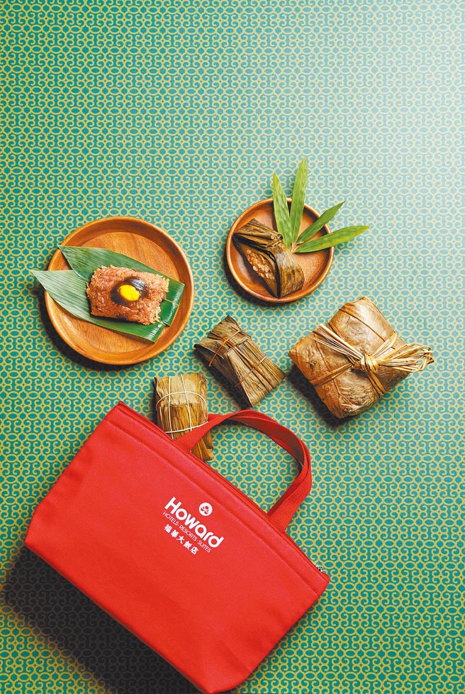 凡購買任一款端午禮盒即送實用精美的布保冷提袋；圖為珍珠坊「廣式福粽禮盒」有鮑魚干貝及第八寶粽1個、艾草菜脯鹹粿粽及桂圓鳳眼果豆沙粽各2個，每盒988元。（台北福華大飯店提供）