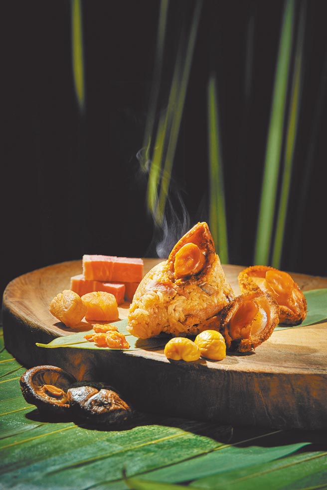 「經典名粽禮盒」中的金腿鮑魚粽是今年新品，內餡為紅燒的鮮甜南非鮑、北海道散干貝、大油雞腿、台灣豬五花肉等。（台北福華大飯店提供）