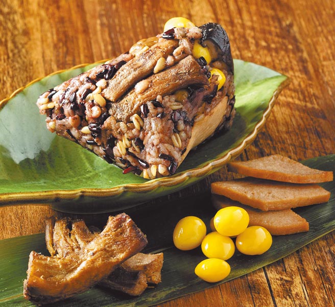 專為素食者設計的「五穀養生粽」，是江南春多年來的暢銷粽款，單顆98元。（台北福華大飯店提供）