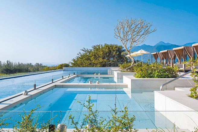 煙波花蓮太魯閣2樓室外擁有無邊際泳池及發呆亭等設施。（煙波國際觀光集團提供）