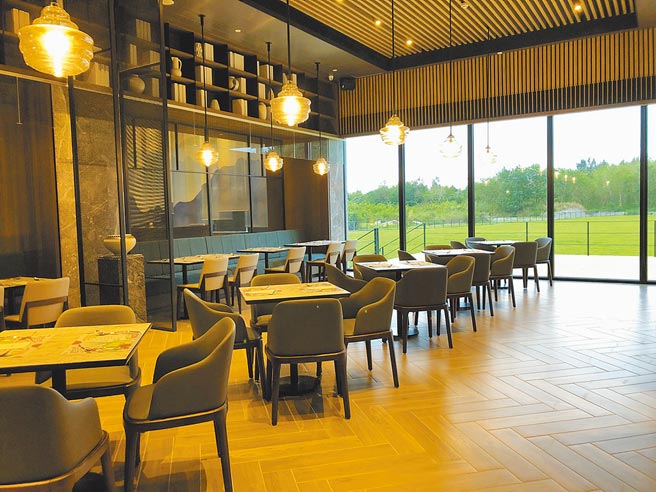 煙波花蓮太魯閣1樓餐廳「漫饗食堂」有180席座位，由有30年中餐經驗的主廚藍孝先打造台粵混血的手路菜。（黃采薇攝）