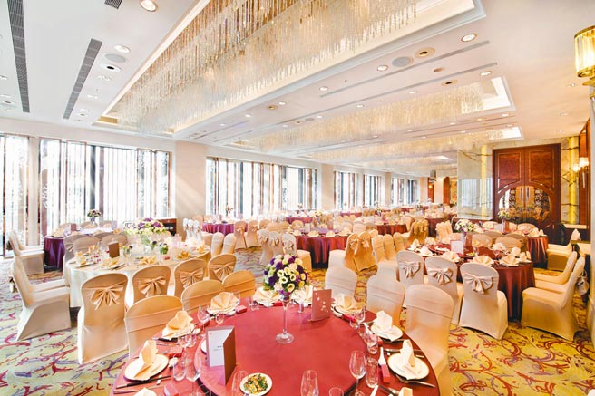 大仓久和大饭店宴会厅有着西式水晶灯点缀，配备先进灯光影音设备，呈现功能与美学之间的平衡。（大仓久和大饭店提供）