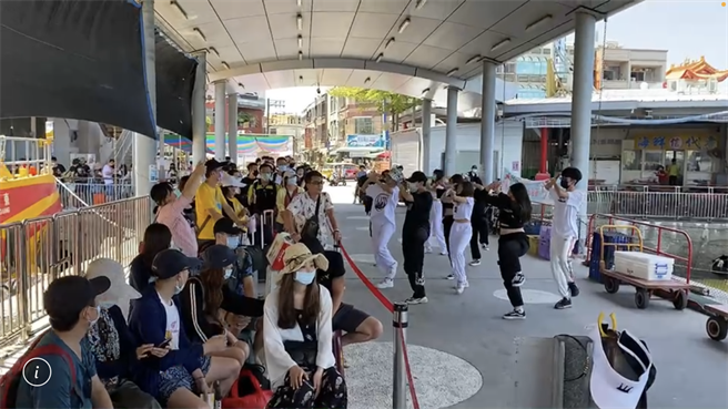 泰富客轮为庆祝母亲节，除送女性乘客唇蜜外，还请来快闪表演助阵超贴心。（泰富提供／谢佳潾屏东传真）