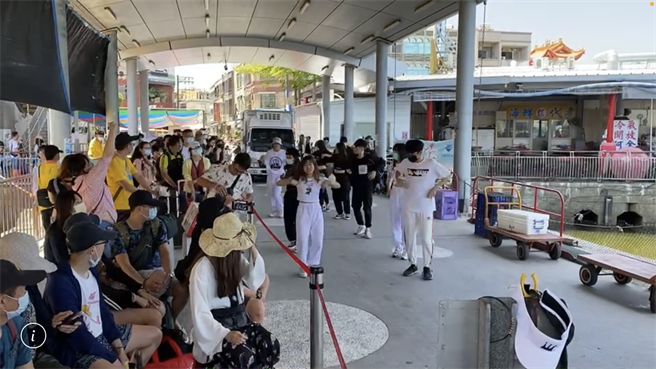 泰富客轮为庆祝母亲节，除送女性乘客唇蜜外，还请来快闪表演助阵超贴心。（泰富提供／谢佳潾屏东传真）