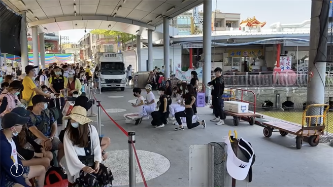 泰富客轮为庆祝母亲节，除送女性乘客唇蜜外，还请来快闪表演助阵超贴心。（泰富提供／谢佳潾屏东传真）