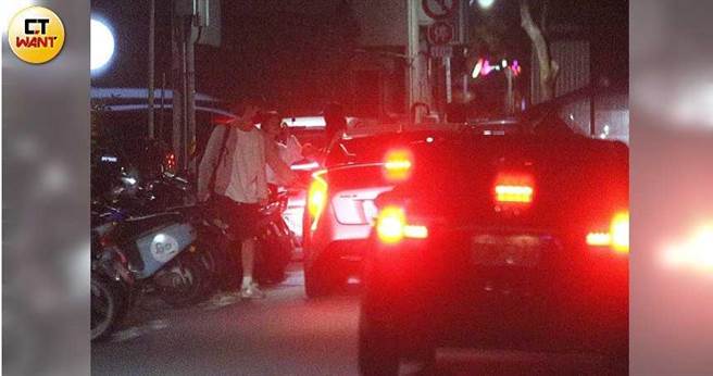 邵雨薇30日结束演唱会后，与男友吴慷仁自办庆功宴，直到隔日凌晨12点半，两人才一同搭车返家。（图／摄影组）