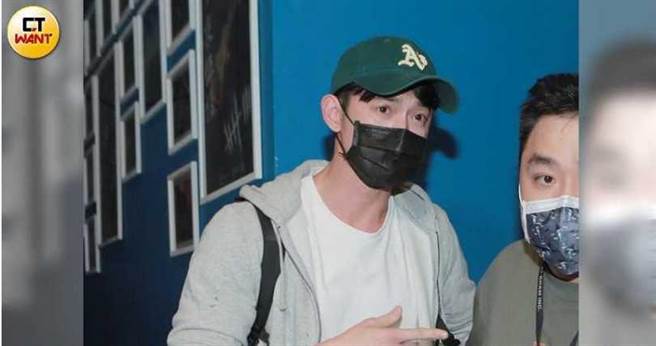 &nbsp; 早在邵雨薇开唱前一天，吴慷仁就大方放闪，透露会到场支持，当天果然依约现身。（图／摄影组）  