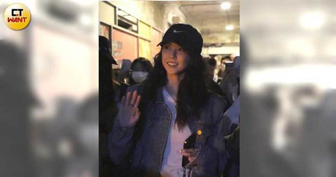 结束演唱会的邵雨薇在工作人员与粉丝簇拥之下，离开会场搭上了自己的白色进口休旅车离开。（图／摄影组）&nbsp;&nbsp;