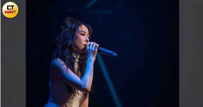 演而优则歌的邵雨薇4月30日再开个唱，举行「时光暂停」讚声演唱会。 （图／摄影组）  