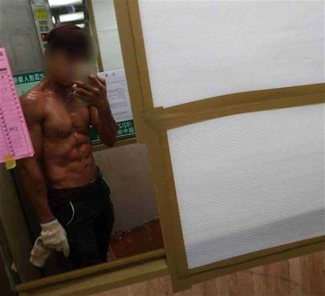 「工地哥」分享工作后的自拍照，好身材引起网友热烈讨论。（翻摄爆怨2公社脸书）