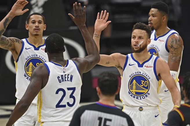 卓雷蒙格林本季已经传给柯瑞完成177次助攻了。(美联社资料照)