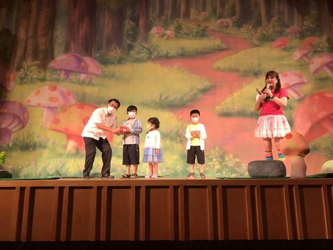 台中市政府警察局婦幼警察隊規畫「小紅帽森林歷險記」劇場，強化大眾對於婦幼安全的認知。（盧金足攝）