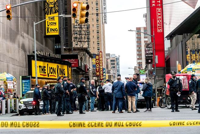 纽约「时报广场」8日下午爆发枪击，一名男子拔枪向群眾扫射，导致3名路人中弹受伤，其中包含一名4岁孩童。（图／路透社）