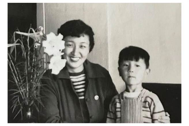 图为赵少康小时候和母亲的合影。（图片摘自赵少康脸书）