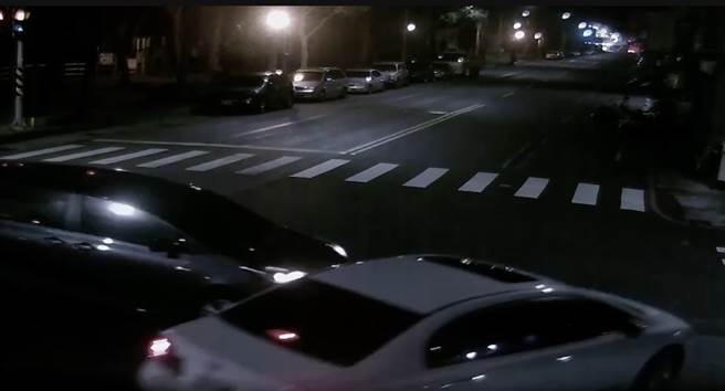 黑车与白车9日凌晨4时许在四维一路及福德三路口发生车祸。（高市苓雅警分局提供／袁庭尧高雄传真）
