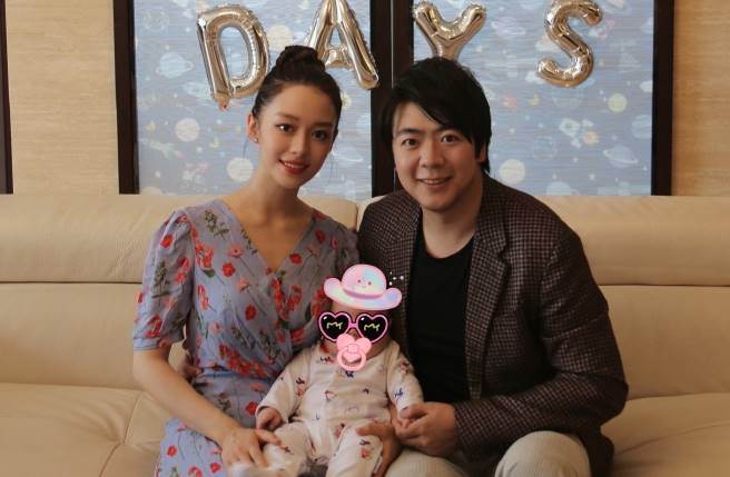 吉娜爱丽丝产后状态极佳，俏丽脸蛋和纤细身材依旧。（图／取材自吉娜爱丽丝微博）