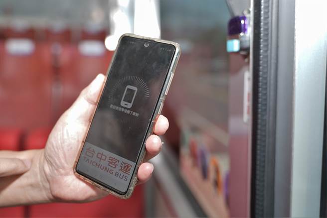 台中市全國創零接觸下車鈴APP，民眾搭乘公車只要開啟手機藍牙，即自動偵測所搭乘公車業者及車號，到站前點擊螢幕下車鈴圖示，就會觸發公車響鈴提醒司機靠站。（台中市府提供／盧金足台中傳真）