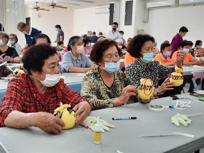 吉安乡公所昨天特别替社区长者办理母亲节庆祝活动，长者妈妈们藉由活动增加吞咽功能运动，并利用染布、棉花、香草及中药植物，制作伴手礼，训练手、脑、眼协调。（吉安乡公所提供／罗亦晽花莲传真）