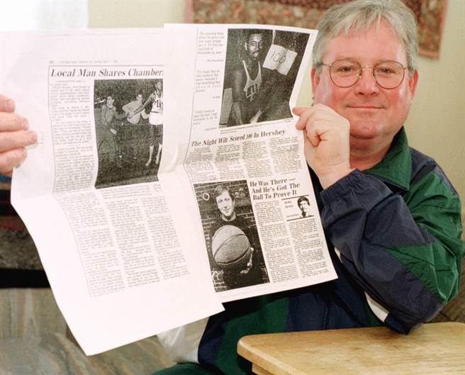 当年盗走张伯伦比赛用球的球迷雷曼，他在2000年试图将球拍卖但是没有成功。（美联社资料照）