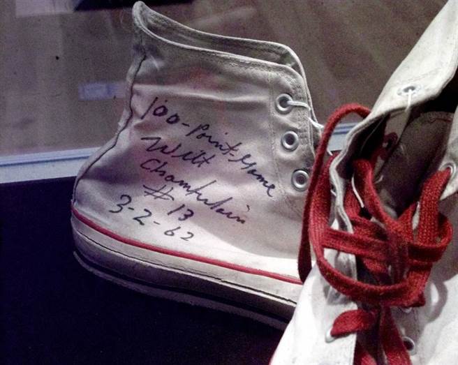 张伯伦在独得100分的比赛所穿的球鞋，上面有他亲笔签名。（美联社资料照）