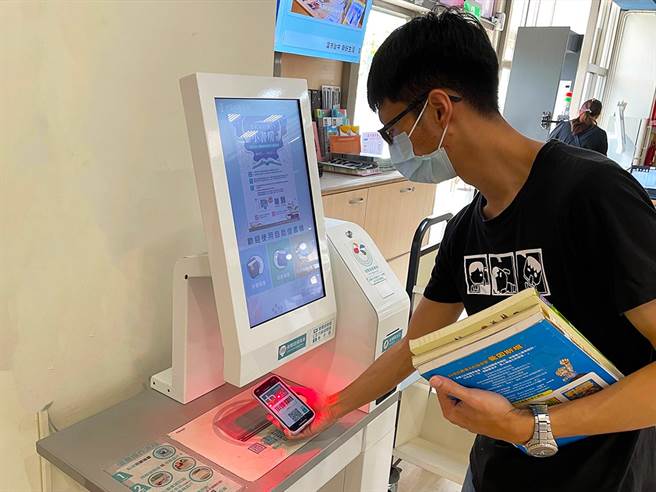 「台中e指通」数位市民平台，5月新增持虚拟市民卡借书功能，手机就是你的借阅证。（台中市府提供／卢金足台中传真）