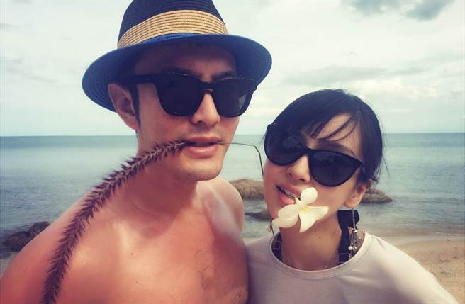 黄晓明被爆疯狂接戏，至少离家2个月，反观baby则是多数时间都在带儿子。(翻摄自黄晓明工作室微博)