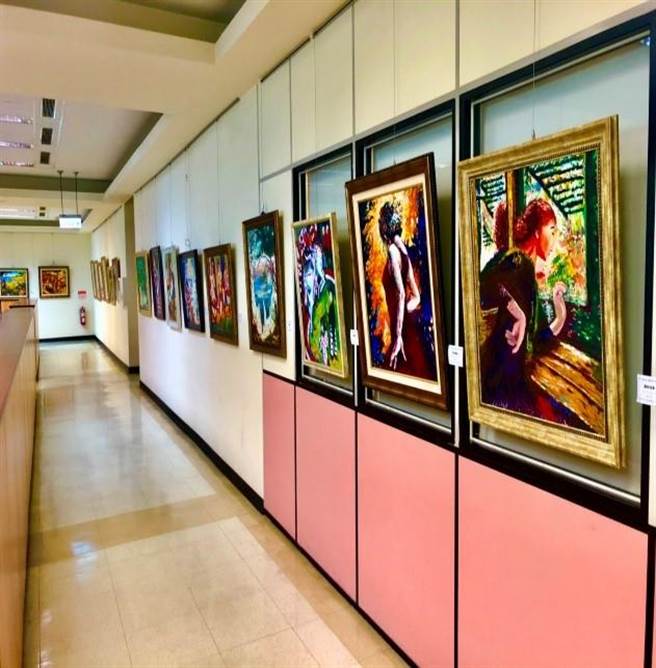 台中市中山地政事务所化身艺廊，让民眾洽公时也能享受艺术洗礼。（台中市府提供／卢金足台中传真）