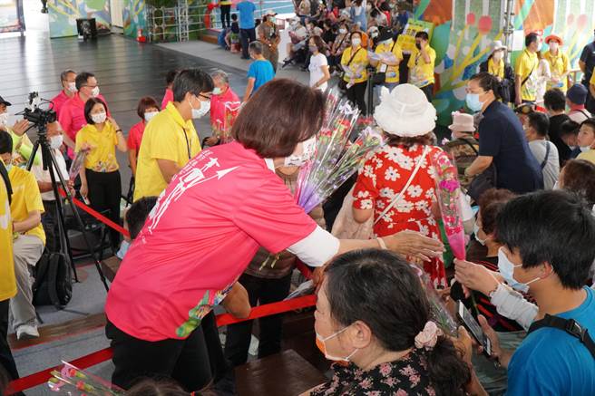 綠色博覽會在母親節閉幕，宜蘭縣長林姿妙獻上康乃馨給民眾。（宜蘭縣政府提供／李忠一宜蘭傳真）