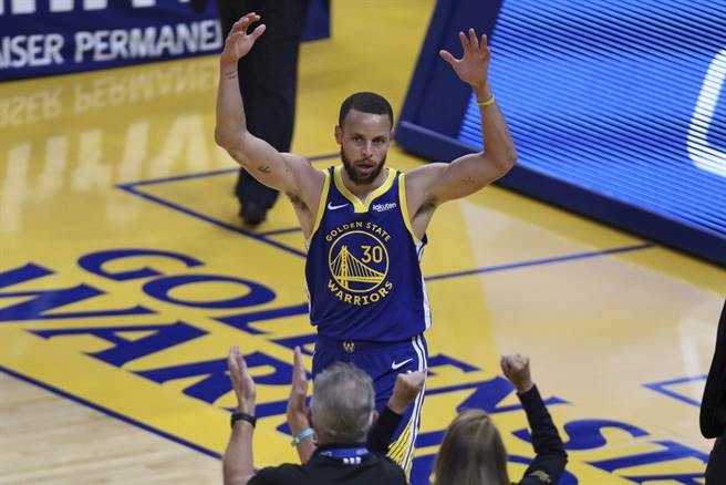 勇士后卫柯瑞投进三分球后挥手跟球迷庆祝。(美联社)