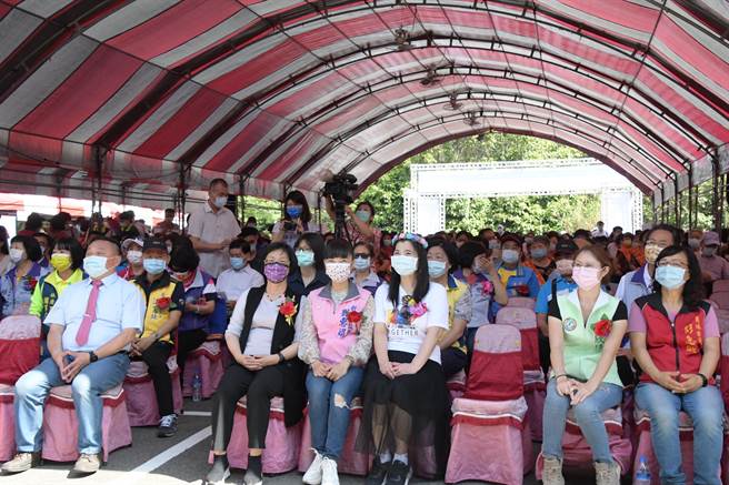 今年母亲节时逢彰化员林桐花祭活动，因此员林市公所特别将模范母亲表扬大会，移师到户外藤山步道办理，孩子们亲手奉上茶水、还献上美丽的花冠。(吴建辉摄)