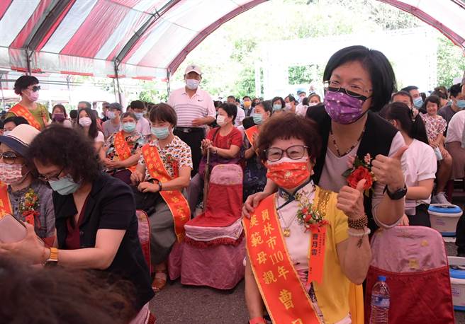 现场超过500位亲友到场，场面温馨热闹，除了传统、奉茶之外、也安排浴足及谢恩仪式，让子女对母亲表达感谢之意。(吴建辉摄)