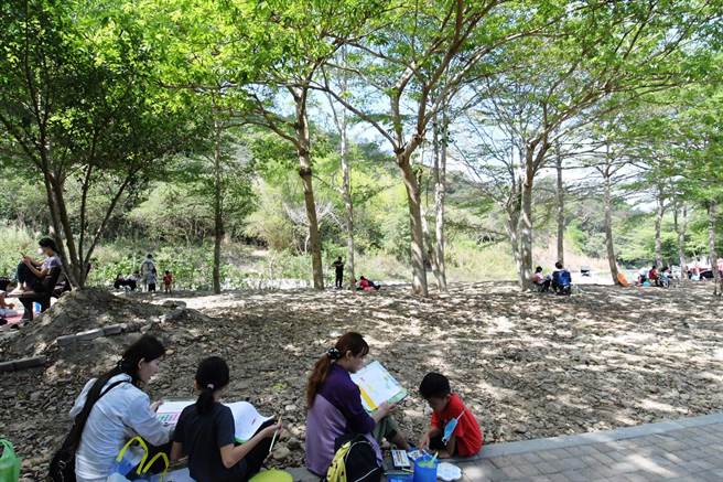 此外公所为了鼓励孩童们走出户外创作，也在现场举行儿童写生比赛，吸引上百名学童报名参加。(吴建辉摄)