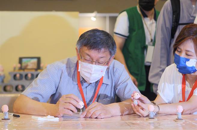 台北市長柯文哲（左）9日出席母親節暨浴佛節心靈環保家庭日，並參與「手指輕鬆禪」，藉由揉捏黏土放鬆身心靈，但柯是首次體驗，花了一番功夫才捏出小沙彌。（張鎧乙攝）