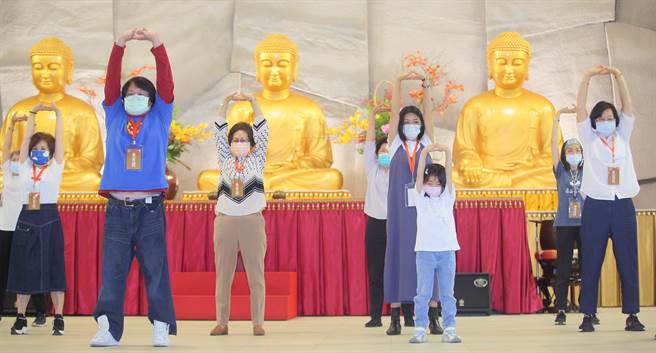 法鼓山9日在農禪寺舉行浴佛節暨母親節心靈環保家庭日活動，透過體驗八式動禪等活動，帶領民眾身心放鬆，感念佛陀留給世人智慧，感謝父母呵護子女的慈愛。（張鎧乙攝）