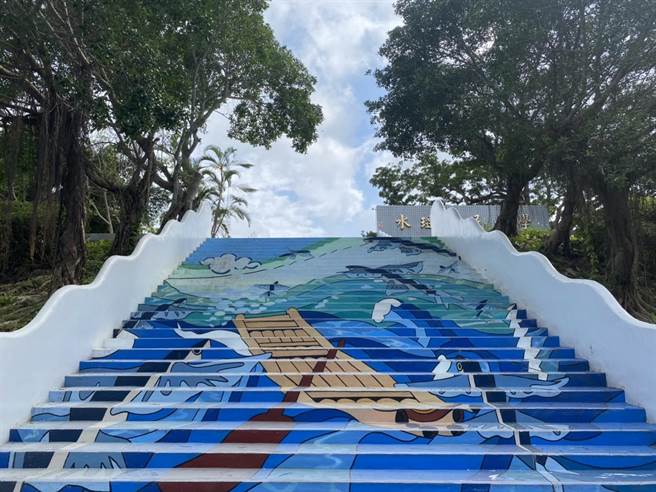 花莲县寿丰乡水琏国小利用3D绘图技术将飞鱼在波涛汹涌海上跳跃画面，绘制在入校阶梯上，勉励学童在求学过程中应「勇于挑战」。（罗亦晽摄）