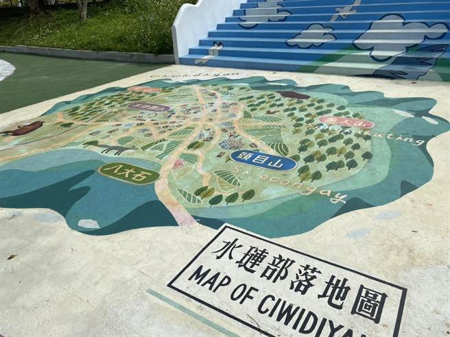 水琏国小校门口也有部落地图，并融入地方特色和阿美族及撒奇莱雅族等2大族群特徵，藉此让学生更能认识部落歷史脉络与文化内涵。（罗亦晽摄）